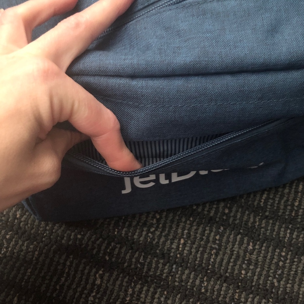 π JetBlue Men's Toiletry Travel Bag Nwt - Picture 7 of 7